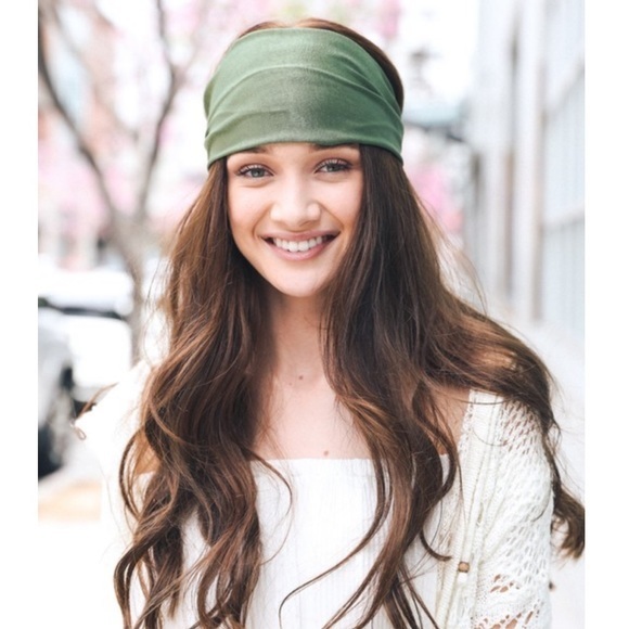 Boho Chic Batiste Wide Headband
Textured Satin-Black - Picture 5 of 9